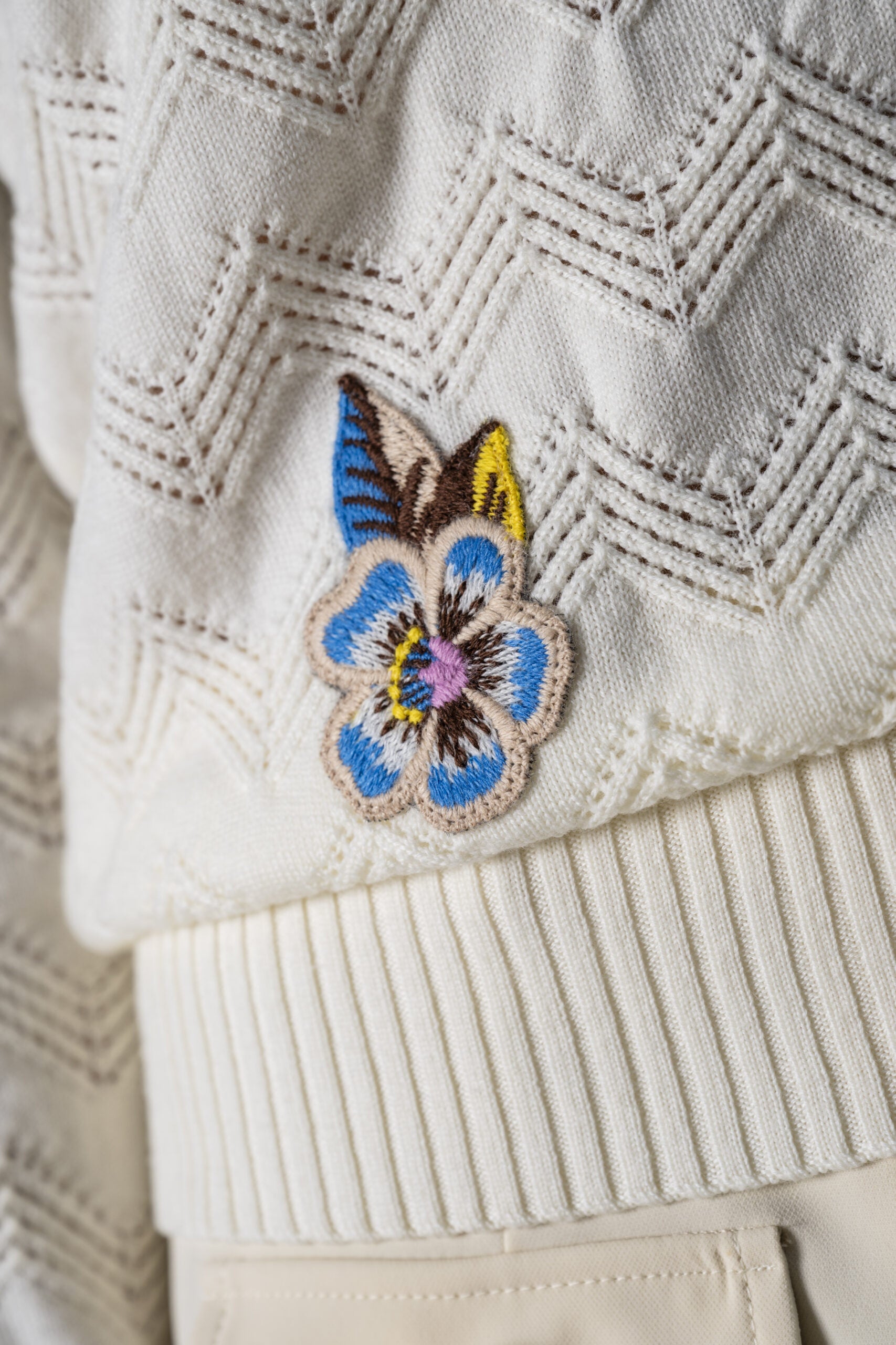 Moschino Maglia in Lana a collo alto e ricamo-4