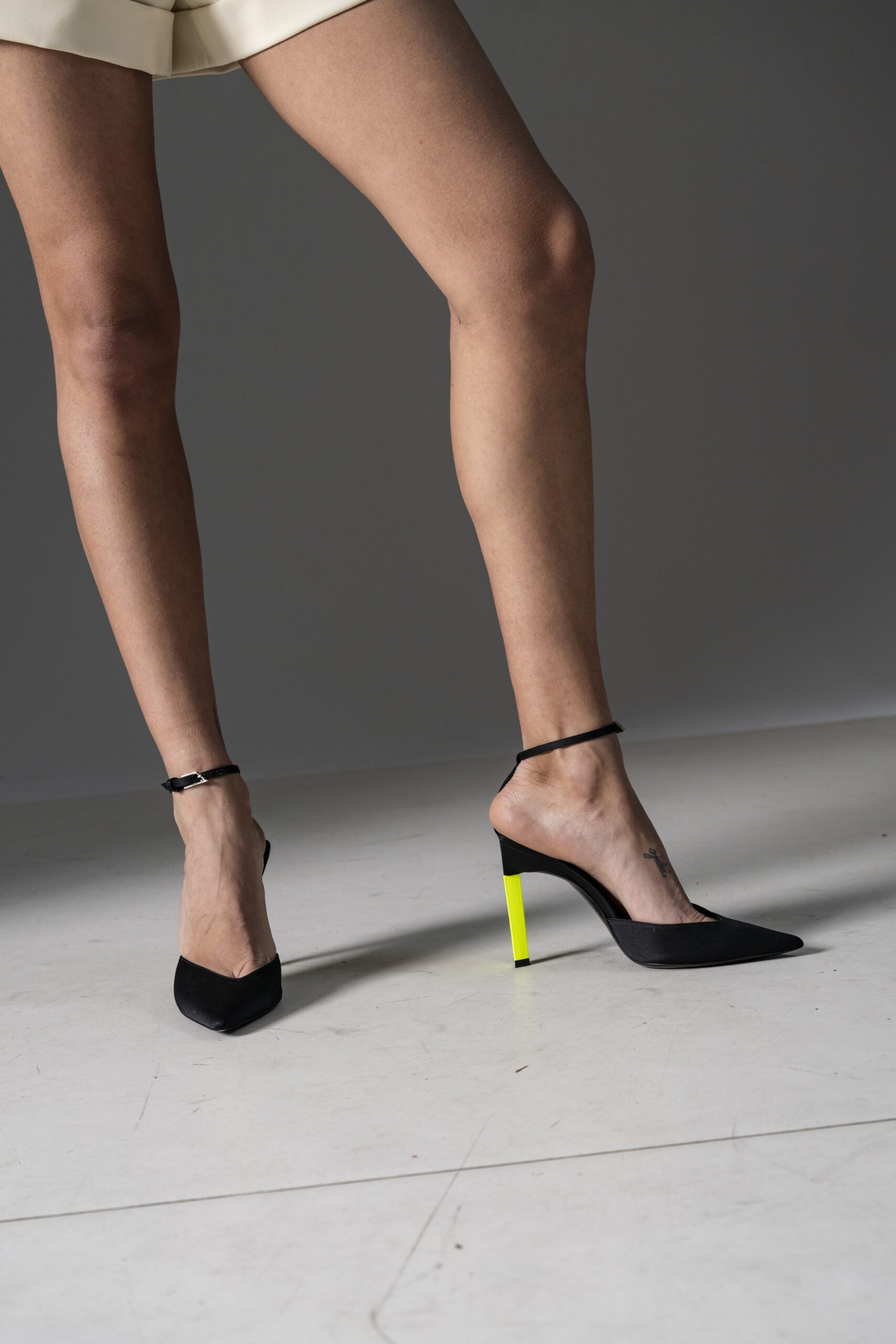The Attico Sandali Perine Raso Nero/Verde Fluo