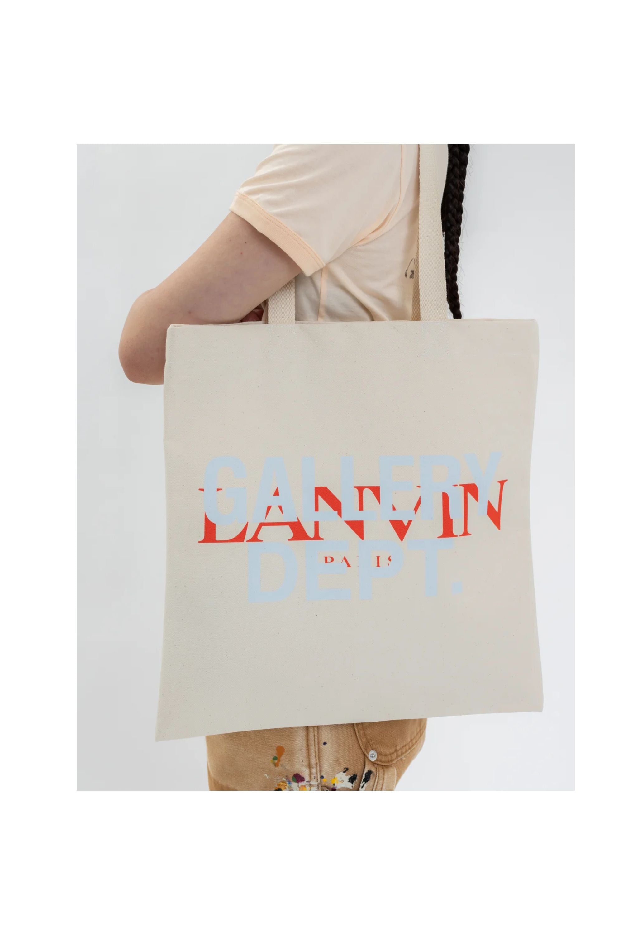 Lanvin X Gallery Dept Borsa Tote con logo indossata