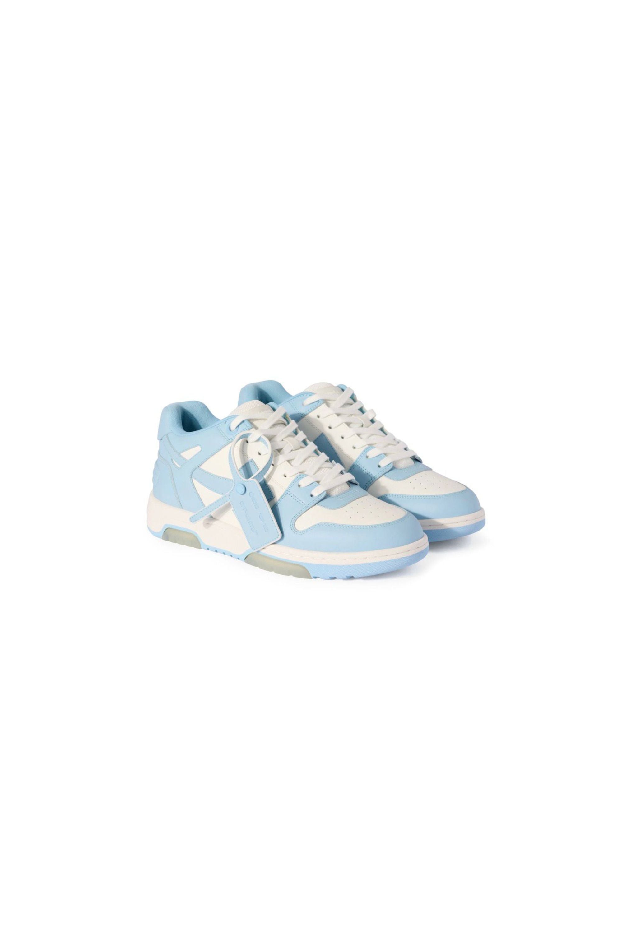 Off White Sneakes Out Of Office in Pelle chiare vista trequarti
