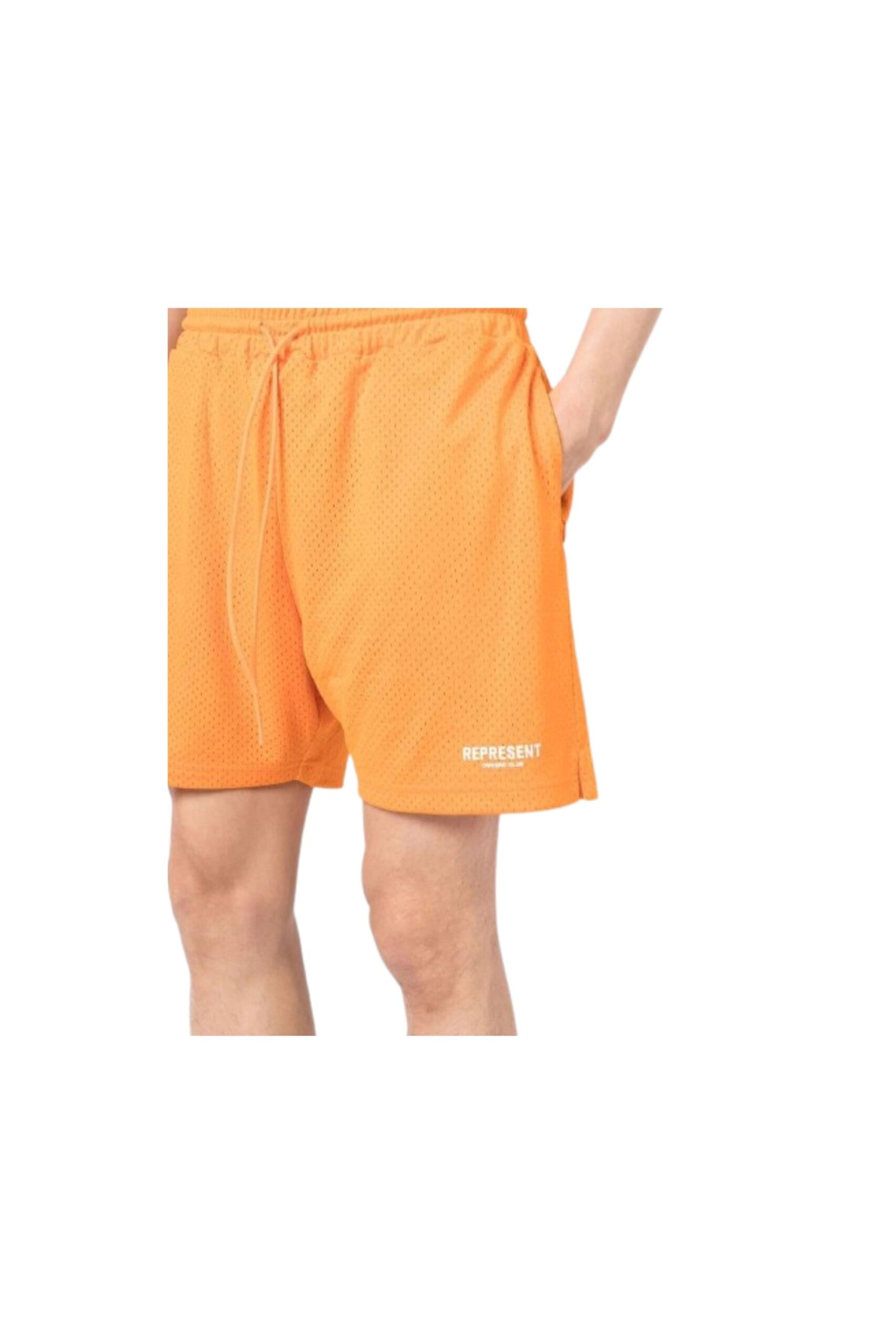 Represent Shorts con Logo Owners Club Mesh arancioni indossato