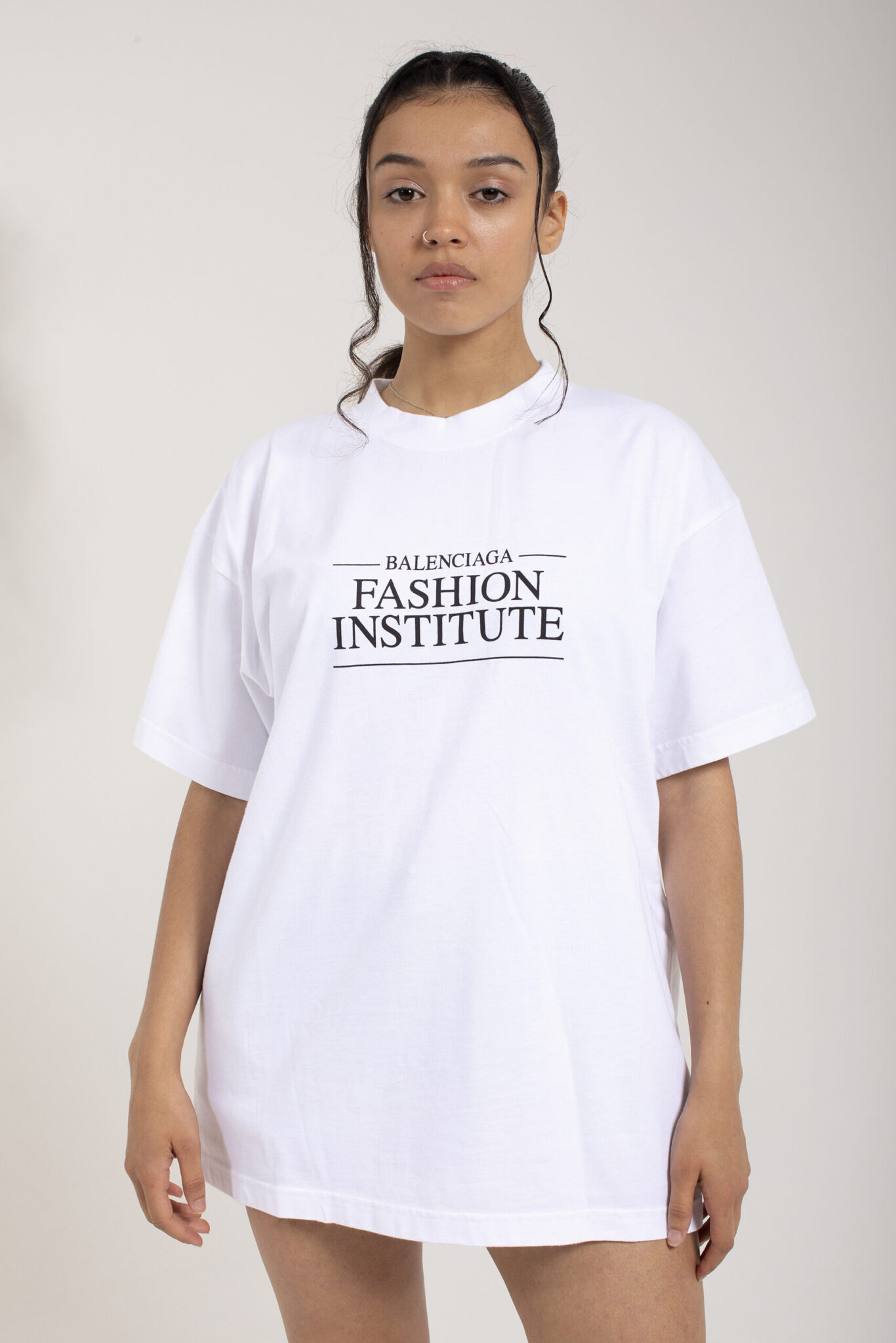 Balenciaga T Shirt Fashion Insitute vista frontale indossato