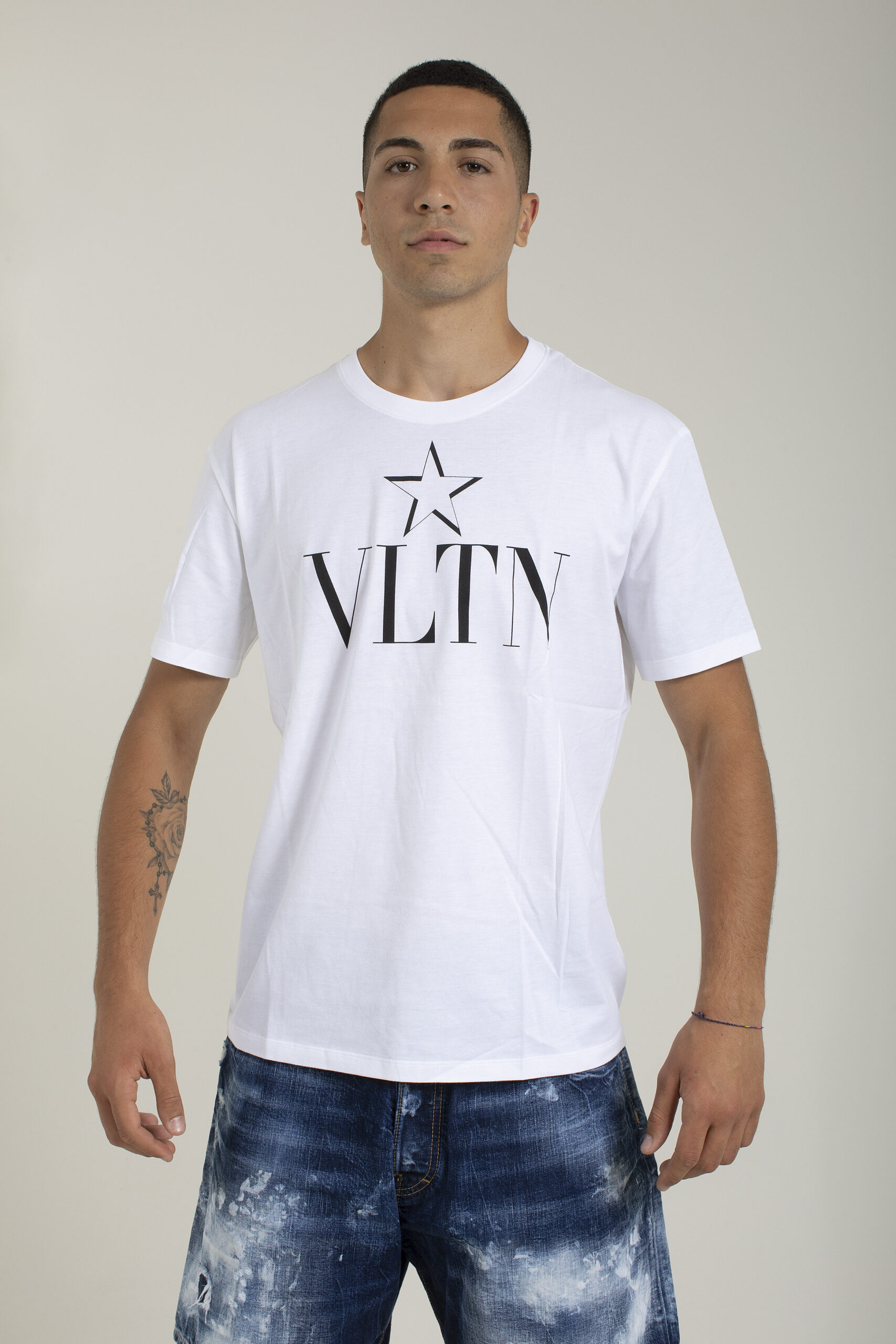 Valentino T Shirt Con Logo "VLTN" vista frontale indossata