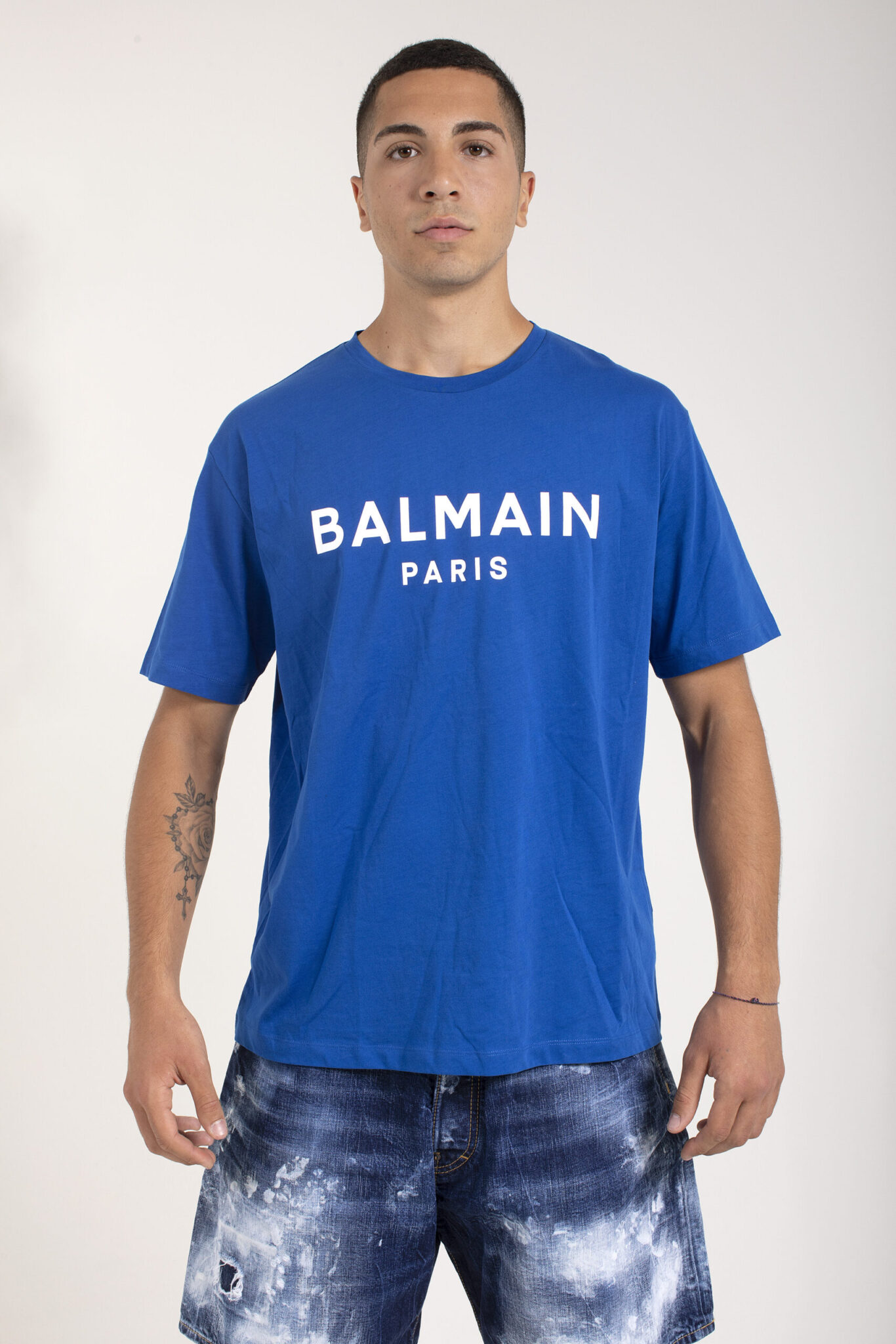 Balmain Paris T Shirt Con Stampa Logo vista frontale indossato