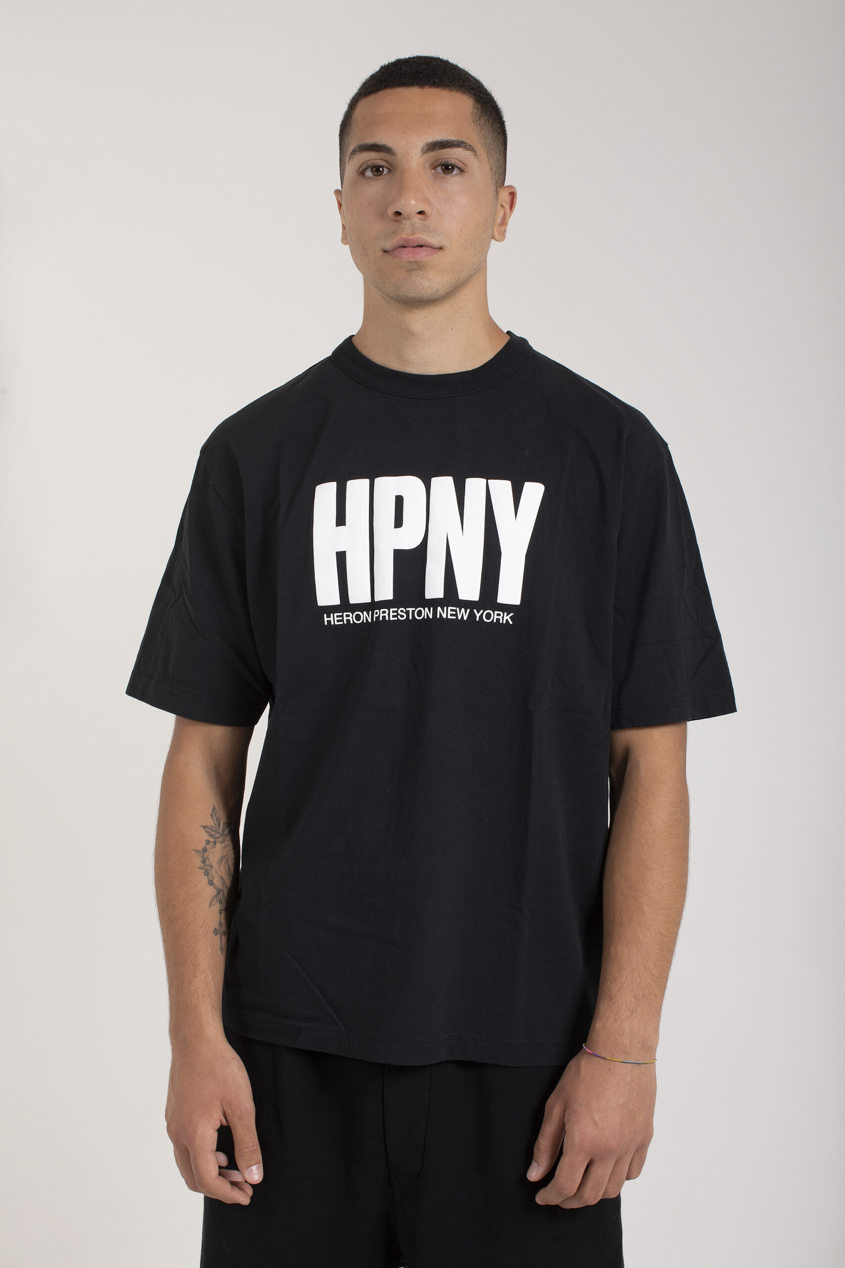 Heron Preston T Shirt Con Logo "HPNY" vista frontale indossata