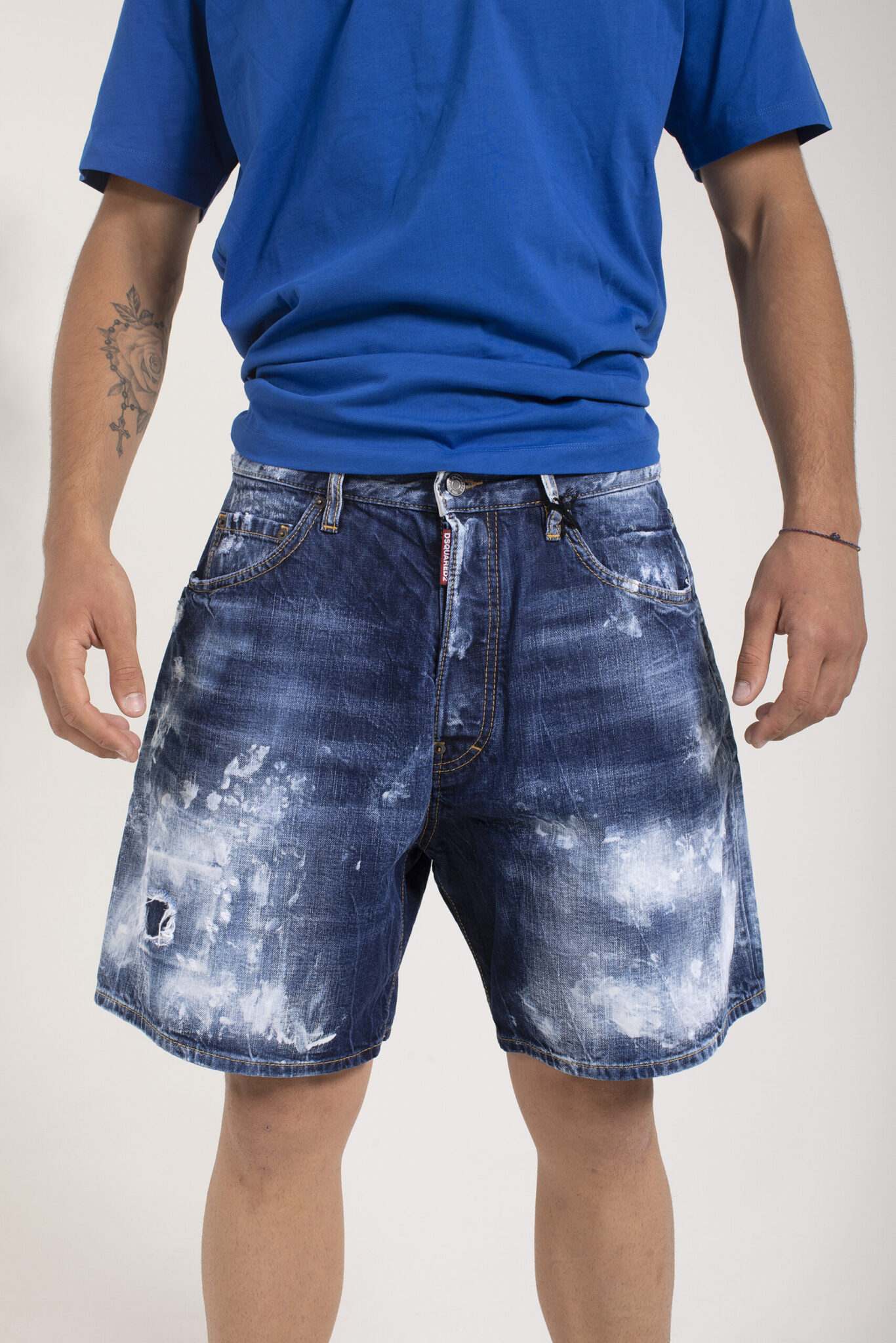 Dsquared2 Shorts Blu In Denim vista frontale indossato