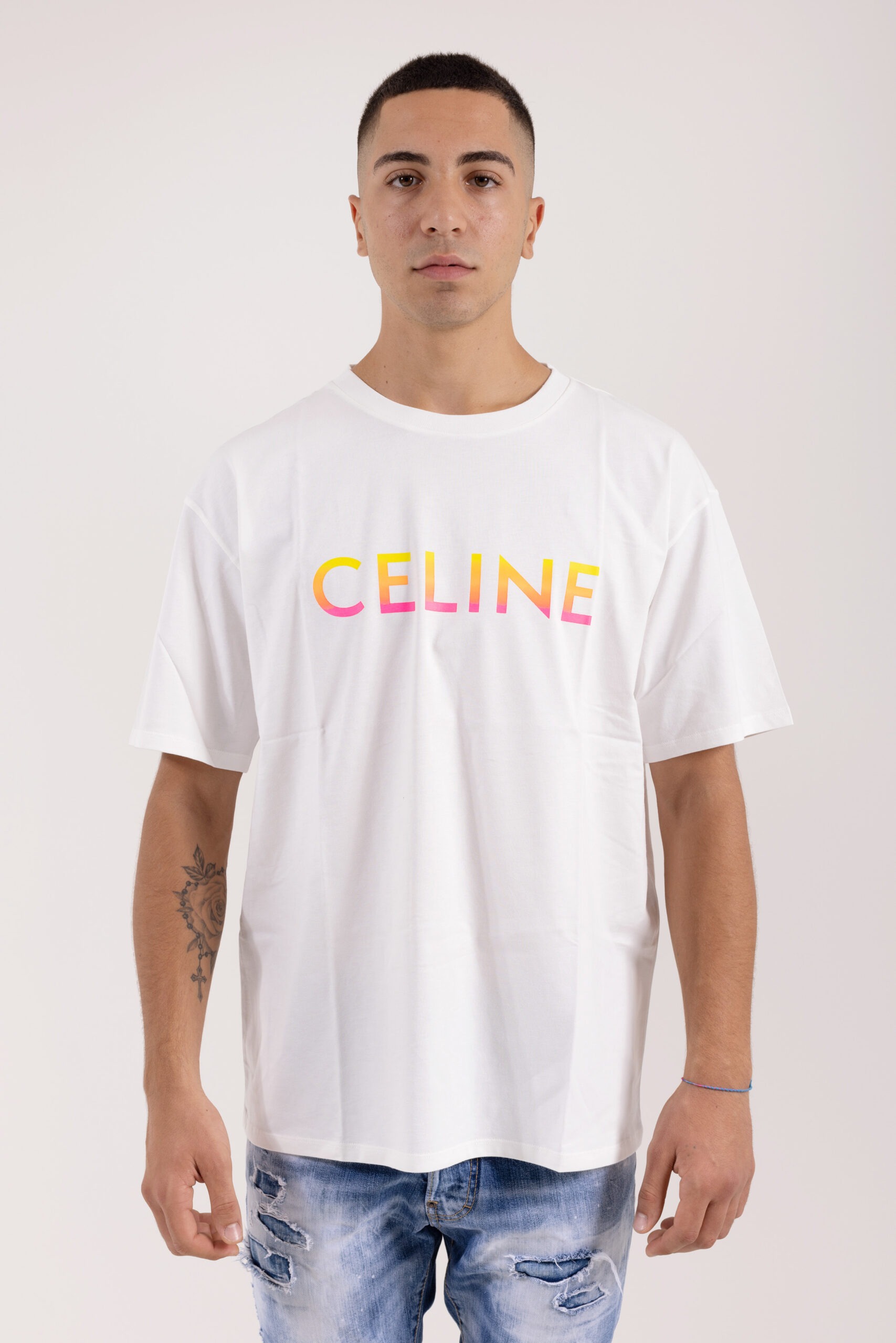Celine T Shirt Con Logo vista frontale indossato