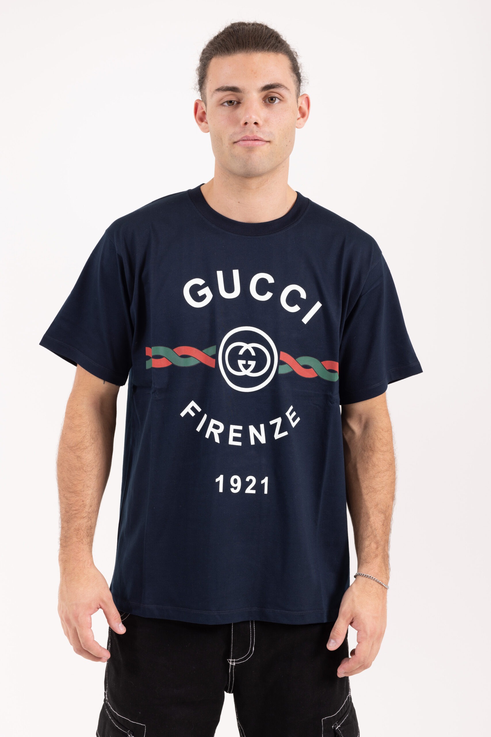 Gucci T Shirt Con Stampa Firenze 1921 nera vista frontale indossata